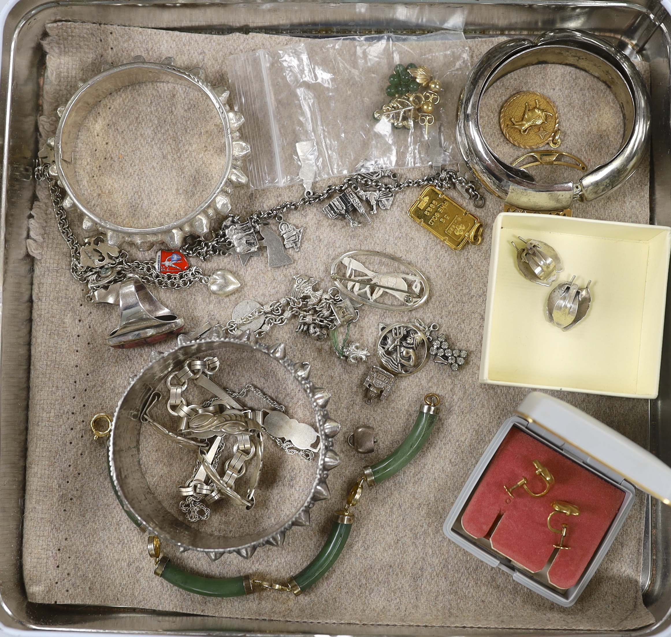 Sundry jewellery including a pair of Swedish 18k ear clips, 2.7 grams, a Swedish white metal bracelet, bangles, pendants etc.